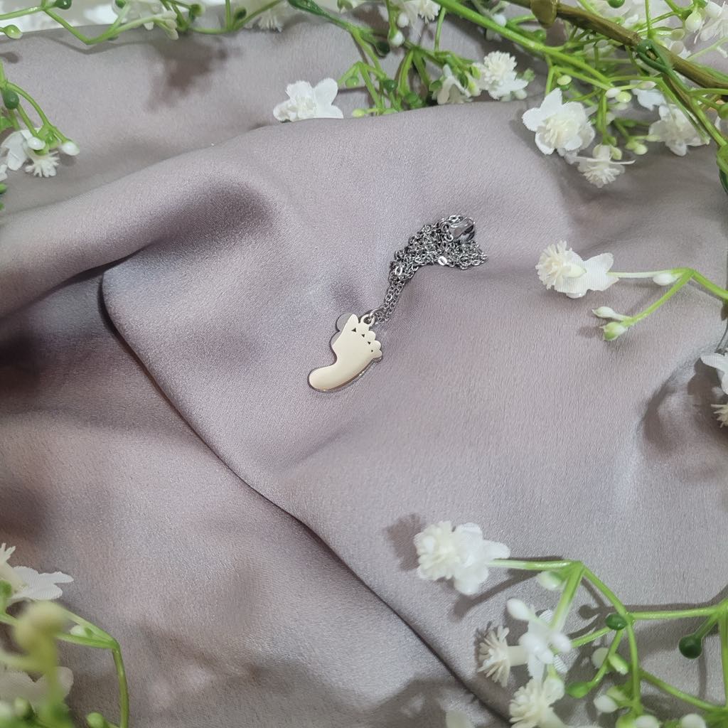 Engravable Baby Foot Necklace